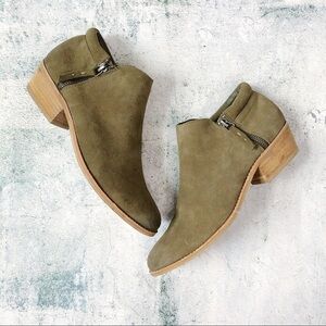 STEVE MADDEN • Tobii Suede Ankle Zip Booties